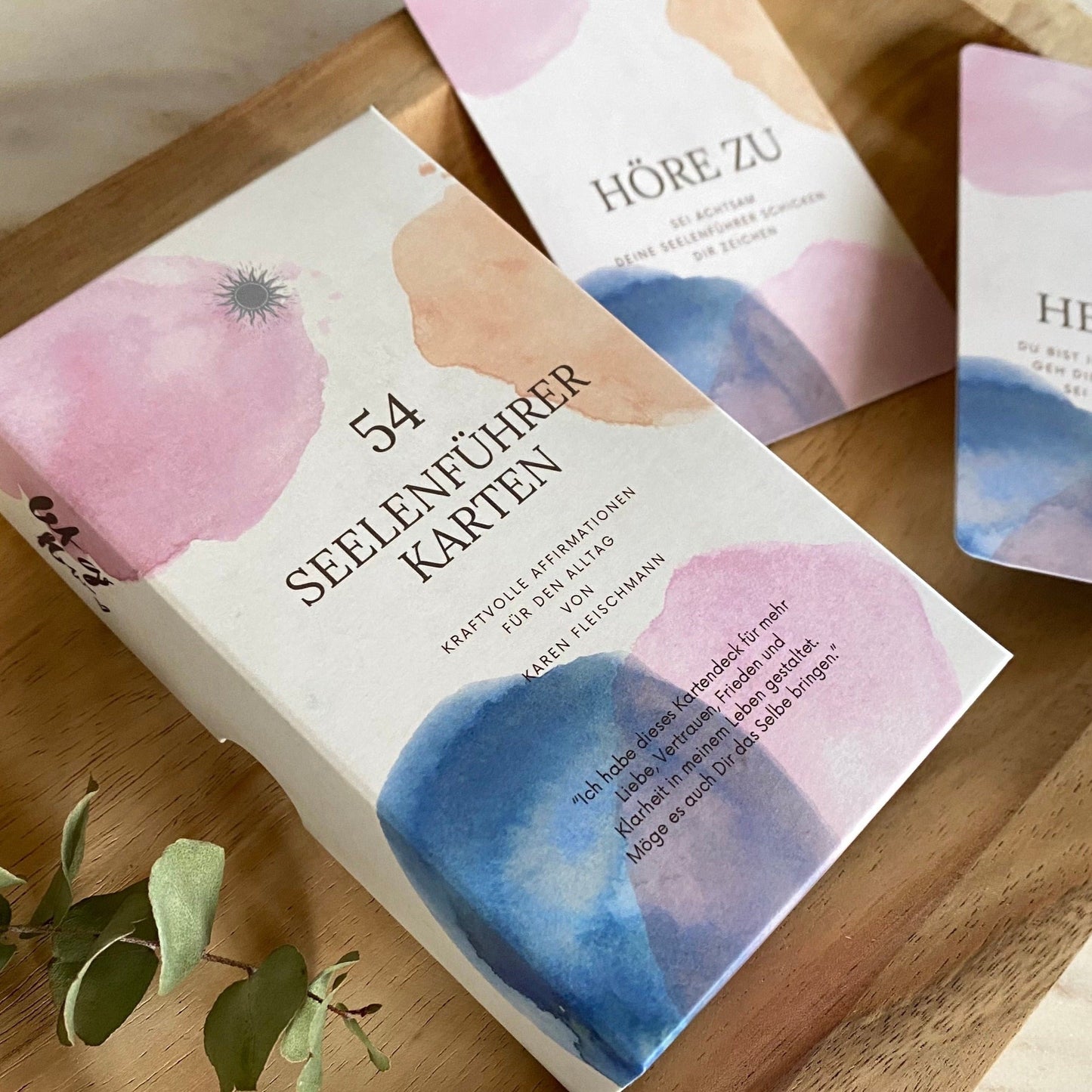 Orakelkarten Set auf einem Holzbrett ausgelegt