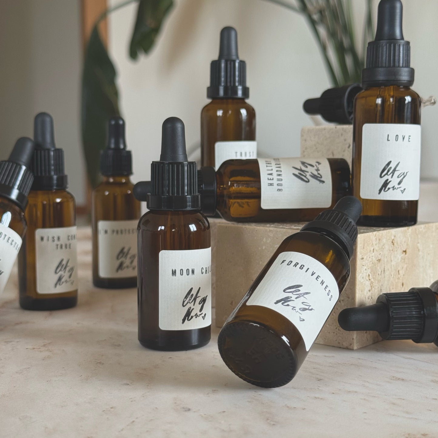 LETGOFLOW Ritualöle in braunem Fläschchen und weisser Etikette mit Pipette auf Marmor Präsentationsdisplay