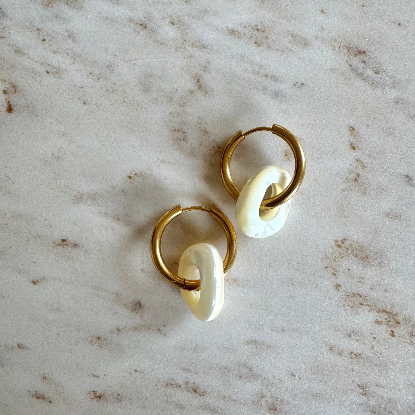 2 goldene Creolen mit ovalen Perlmutt Anhänger mit grossem Loch