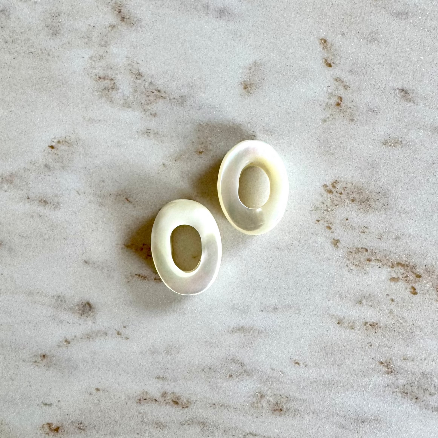 2 ovale weisse Perlmutt Anhänger mit grossem Loch