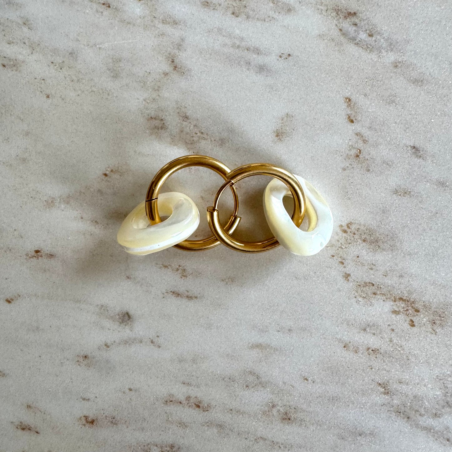 2 goldene Creolen mit ovalen weissen Perlmutt Anhänger mit grossem Loch