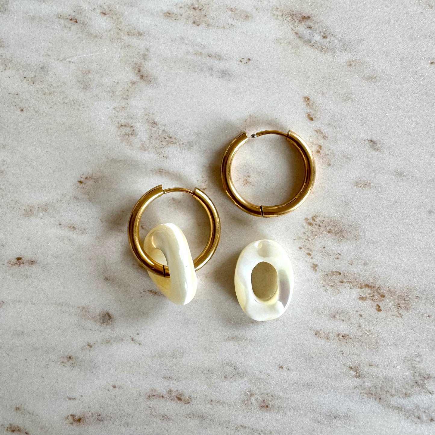 2 goldene Creolen mit weissen ovalen Perlmutt Anhänger mit grossem Loch