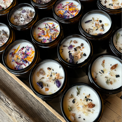 Verschiedene Manifestationskerzen mit Kräutern angereichert  |  Different manifestation candles with beautiful herbs