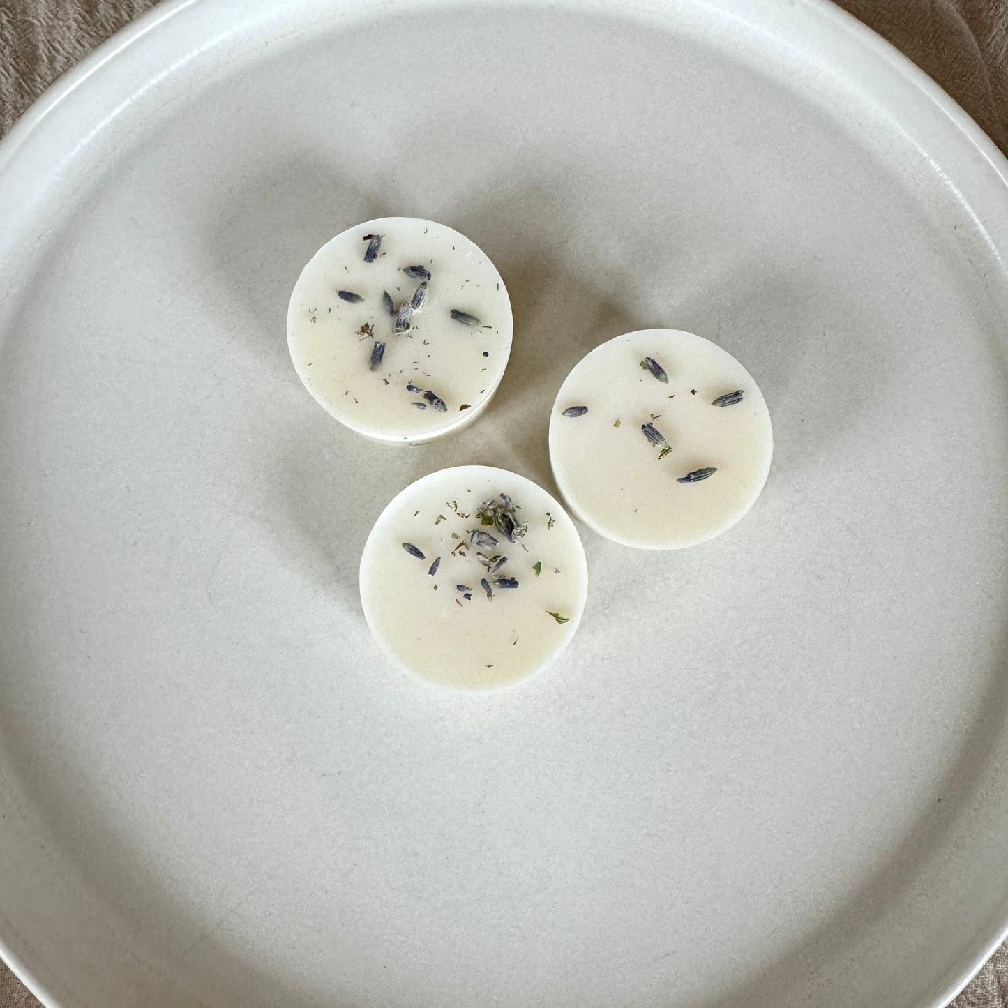 Lavender Wax Melts on plate - Lavendel Duftwachs auf Teller