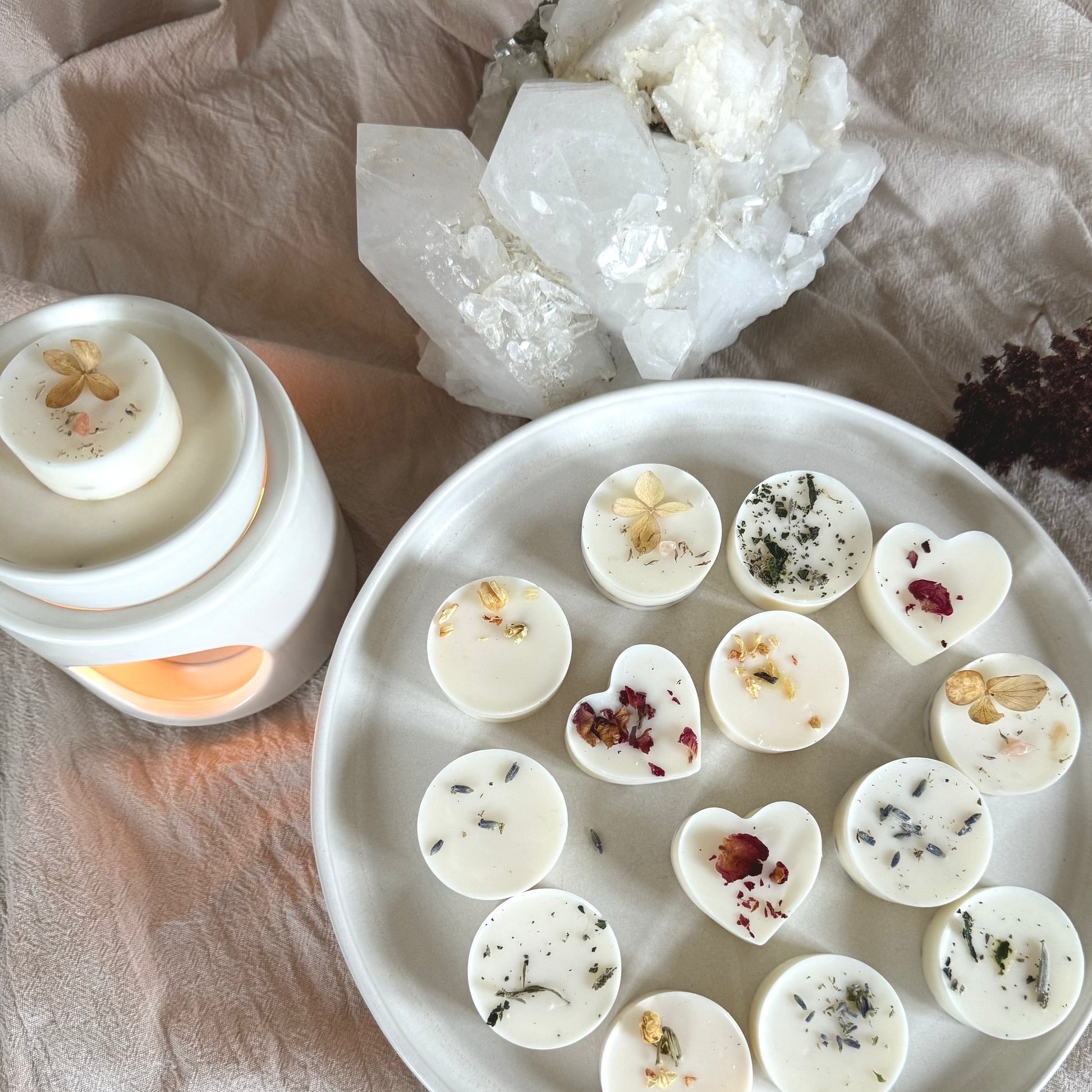 different Wax Melts and Wax Melt burner with crystal - verschiedene Duftwachse mit Stövchen und Kristall