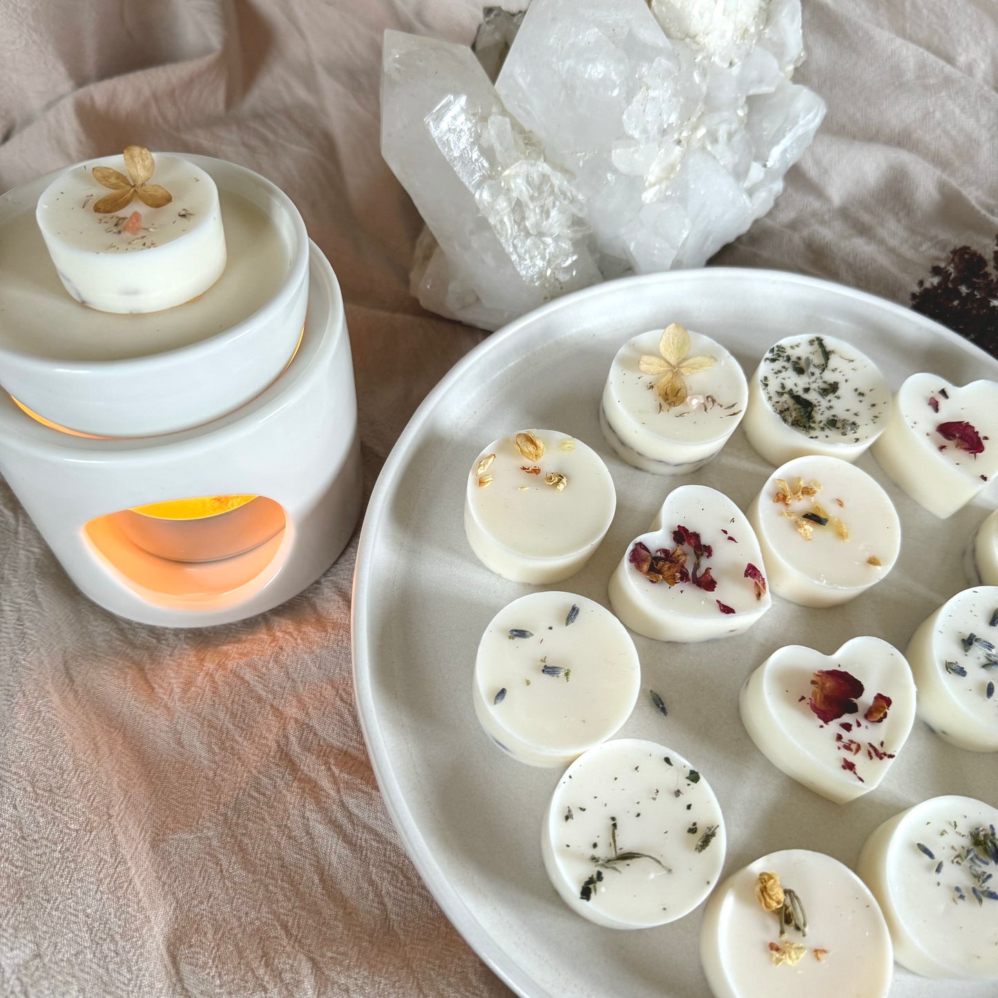 different Wax Melts and Wax Melt burner with crystal - verschiedene Duftwachse mit Stövchen und Kristall