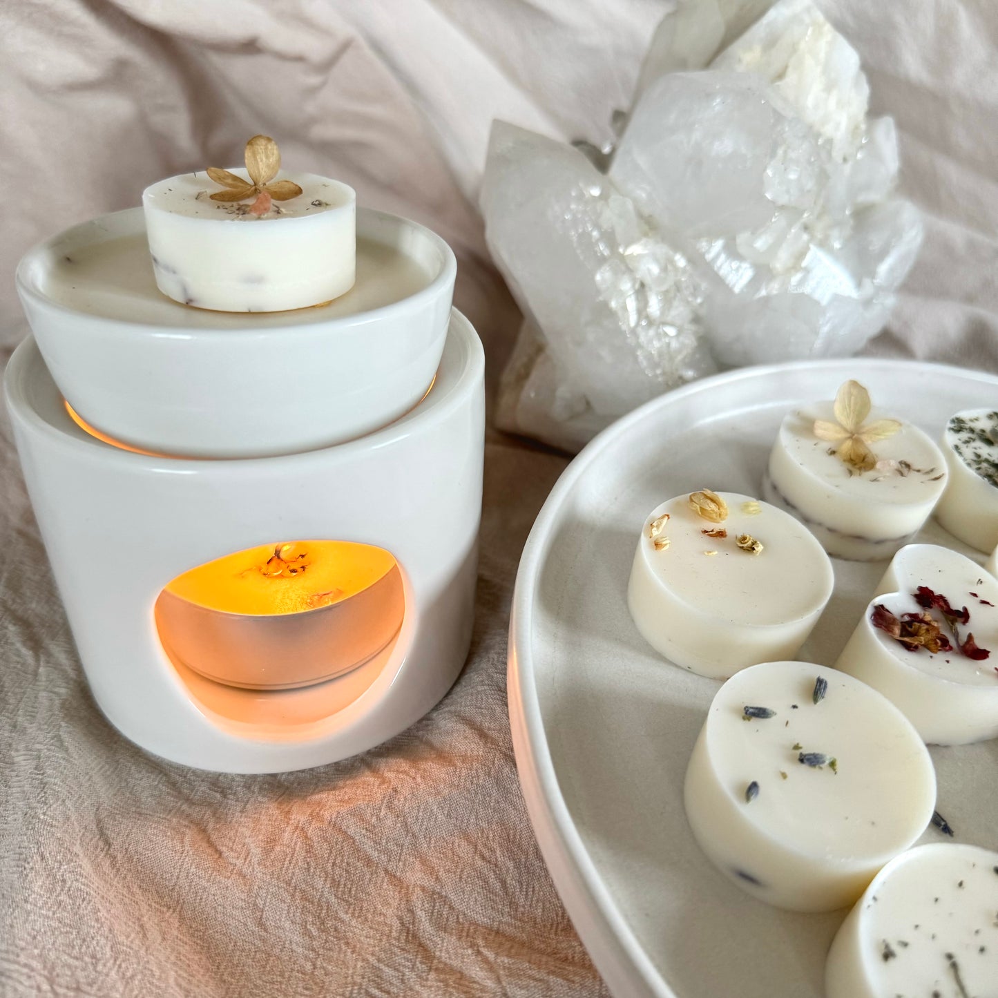 different Wax Melts and Wax Melt burner with crystal - verschiedene Duftwachse mit Stövchen und Kristall