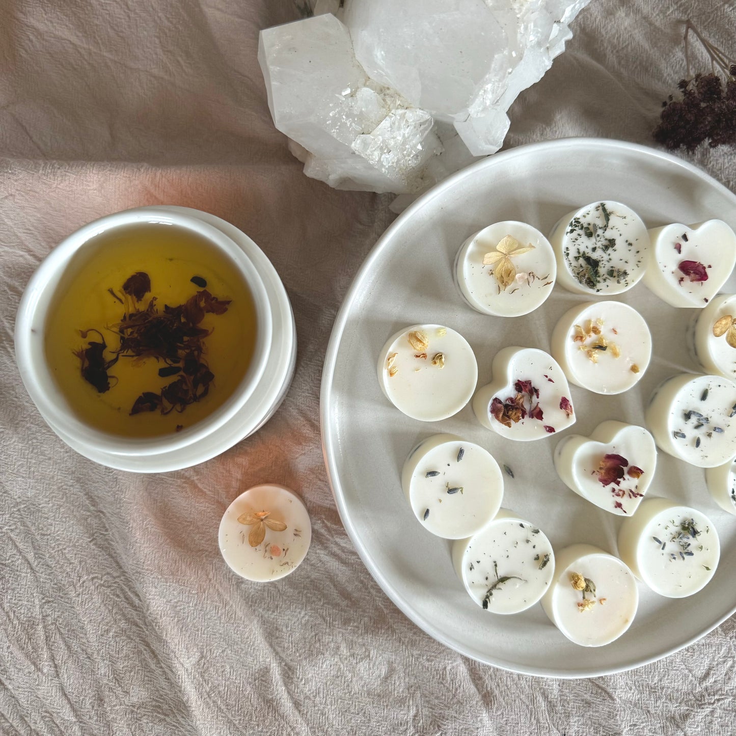 different Wax Melts and Wax Melt burner with crystal - verschiedene Duftwachse mit Stövchen und Kristall