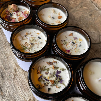 Verschiedene Manifestationskerzen mit Kräutern angereichert  |  Different manifestation candles with beautiful herbs