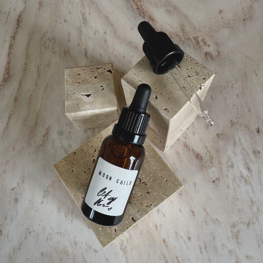 MOndkind Ritualoel in braunem Fläschchen mit Pipette auf beigen Marmor Display